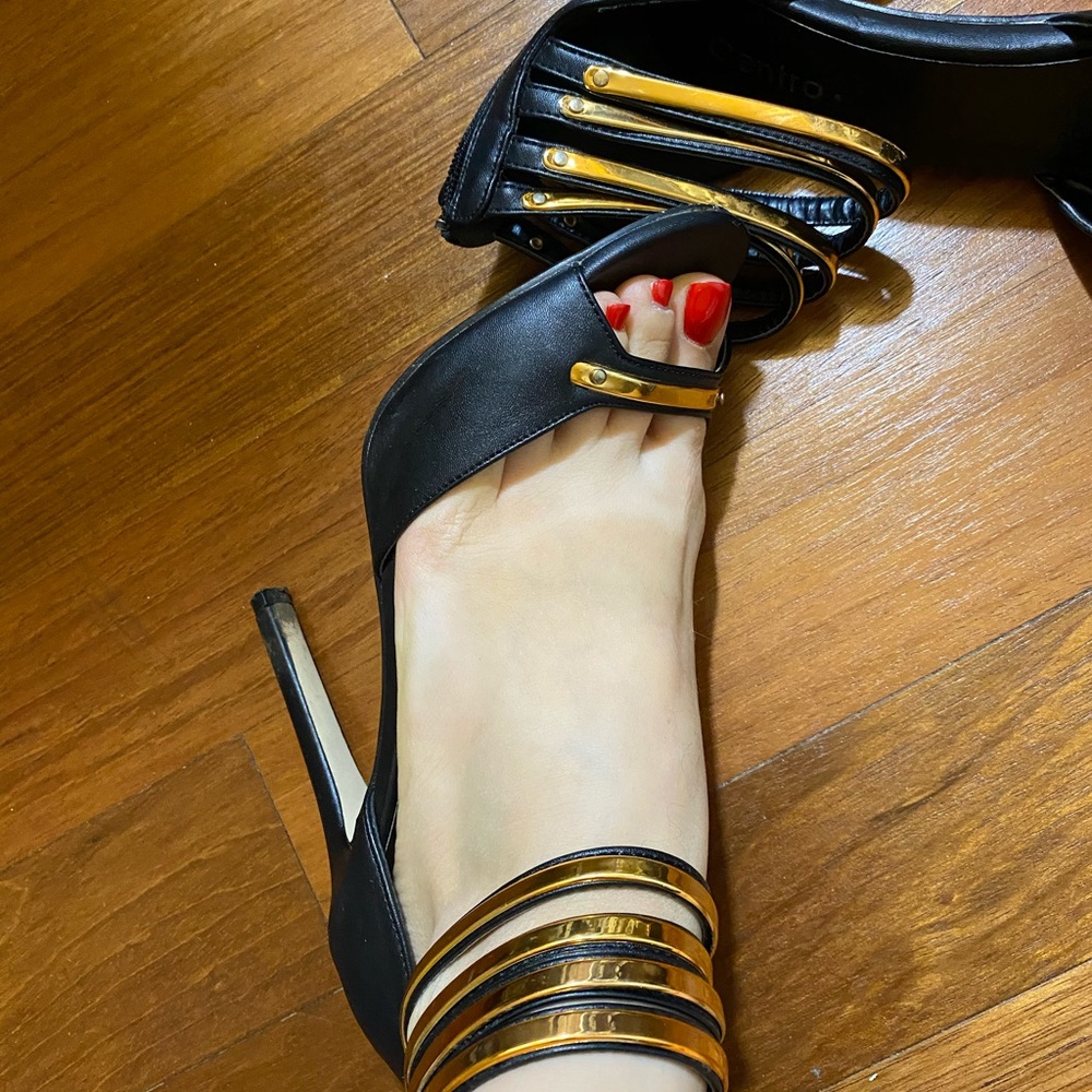 High heals sandals. Size 6